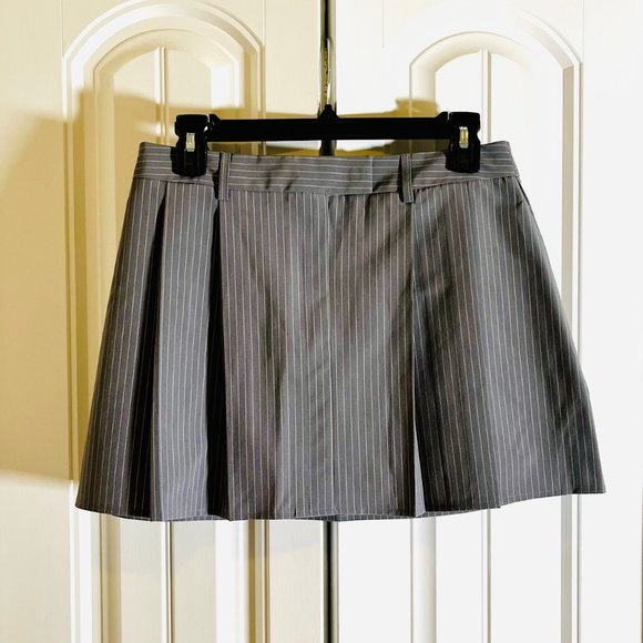 Forever 21 Pinstriped Pleated Mini Skirt in Gray/White (M) New With Tags - Picture 6 of 10